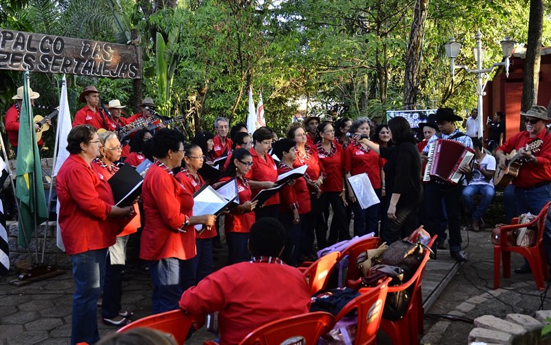 Coral Raízes de Guaíra emociona público sertanejo