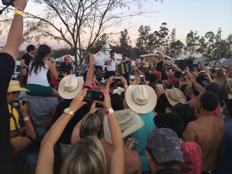 Cristiano Araújo faz show surpresa em área de camping da 59ª Festa do Peão de Barretos