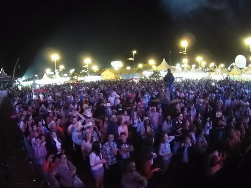 Zé Henrique & Gabriel e Latino marcam a noite de shows desta quarta no Palco Festeja   