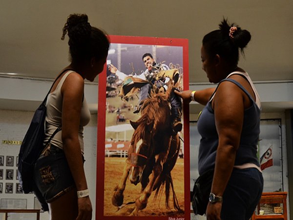 Exposição mostra o olhar dos Silva em Barretos