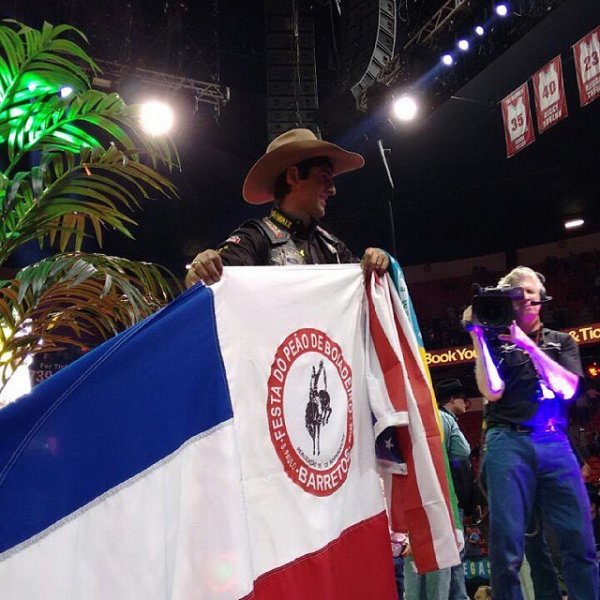 Brasileiro Silvano Alves conquista o tricampeonato mundial de montarias em touro