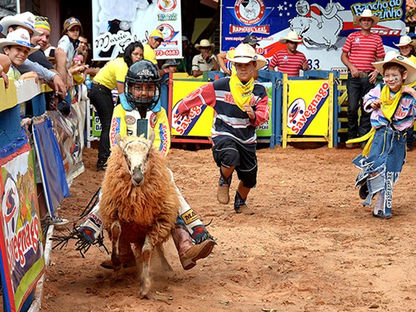 Rodeio em carneiro desafia a garotada no Rancho do Peãozinho