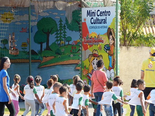 Estórias para encantar e educar crianças são contadas no Rancho do Peãozinho