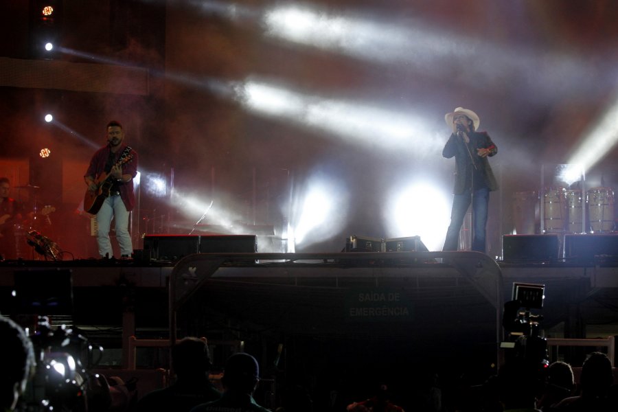 Balada e Sertanejo emocionam a arena de Barretos