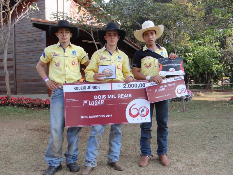 Paulista de Álvaro de Carvalho vence rodeio Junior