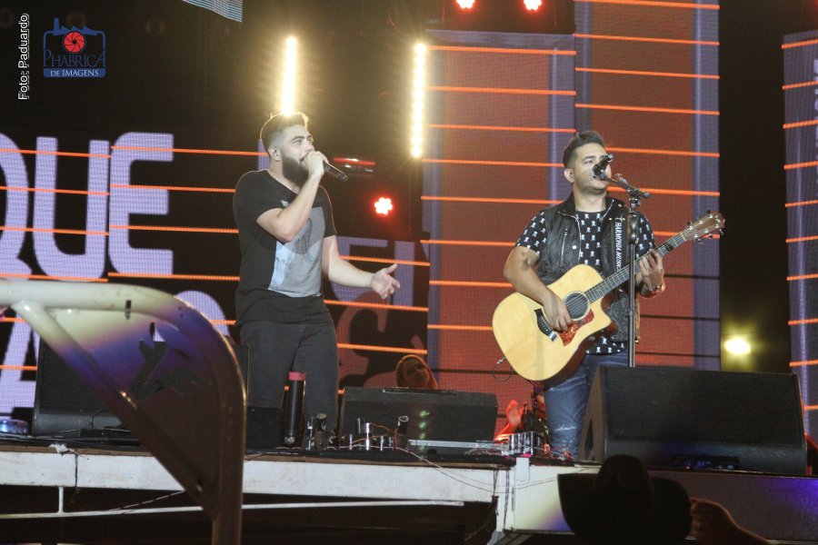 Henrique & Juliano entusiasma público na arena de rodeios