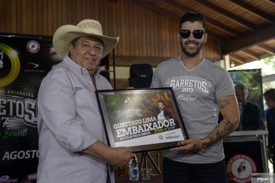 Gusttavo Lima recebe diploma de Embaixador da 62ª Festa do Peão de Barretos