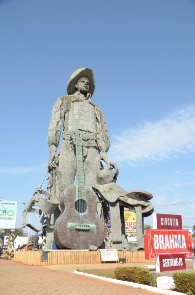 Monumento ao Peão “ganha” viola em homenagem a música sertaneja
