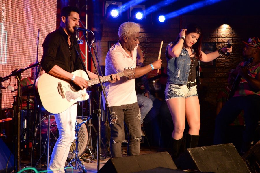 Cantor Ivo Meirelles se apresenta pela primeira vez na Festa do Peão de Barretos