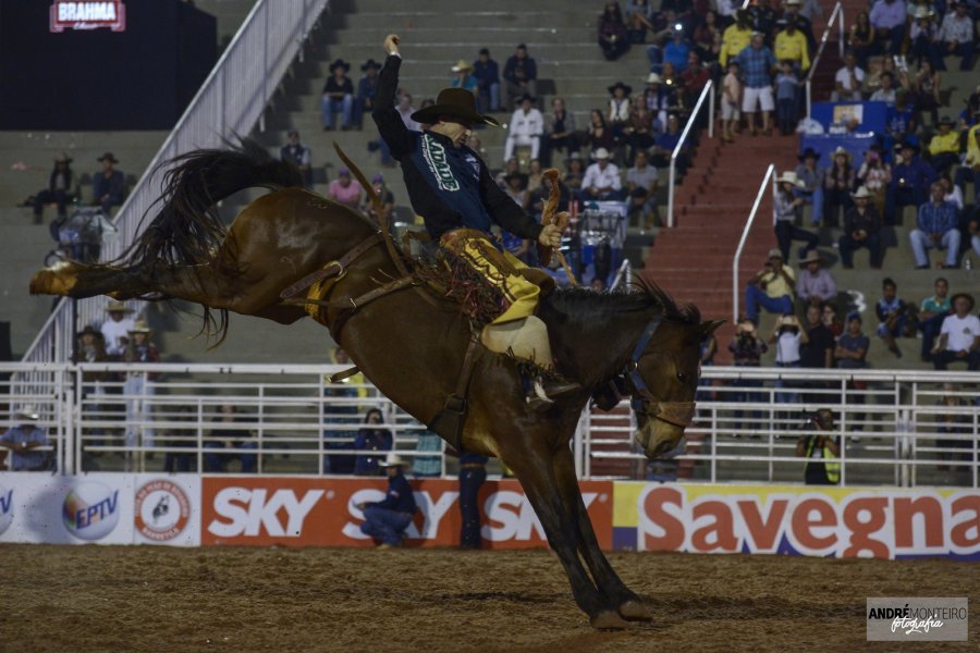 Sela  Americana e Bareback empolgam o público no 25º Barretos International Rodeo