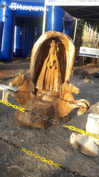 Esculturas entalhadas na motosserra