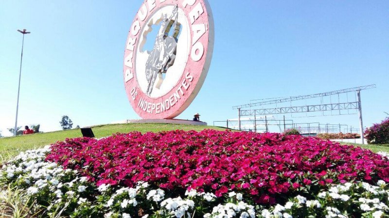 Flores espalhadas pelo Parque do Peão são Cartão Postal