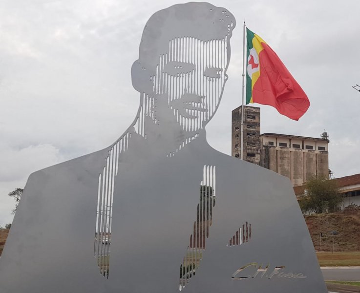 Gusttavo Lima ganha escultura de aço