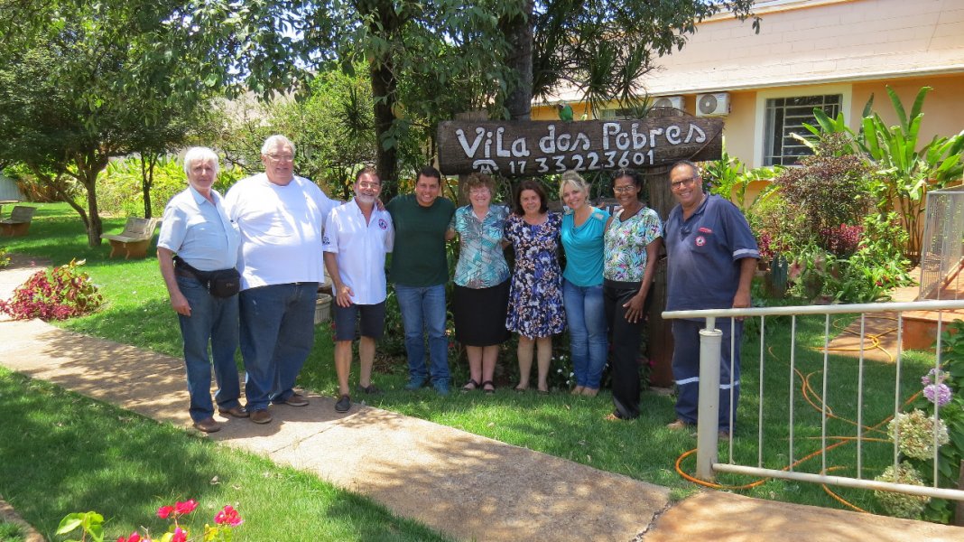 Doação e café da tarde na Vila dos Pobres 