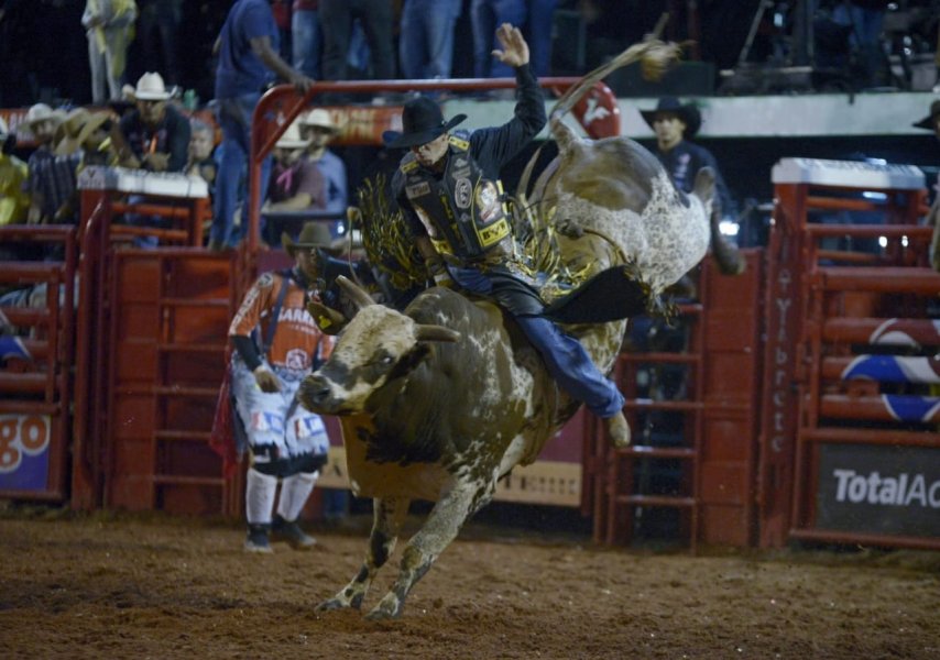 Rafael Brito supera estrangeiros e larga na frente no 27º Barretos International Rodeo  