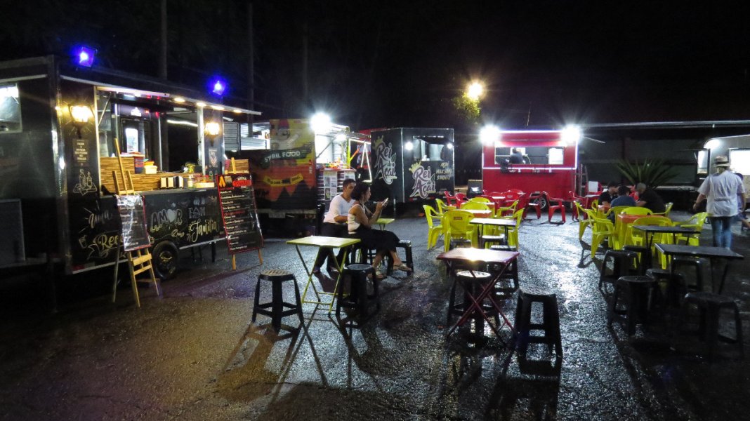 Área de Food Trucks é opção de alimentação no Parque do Peão