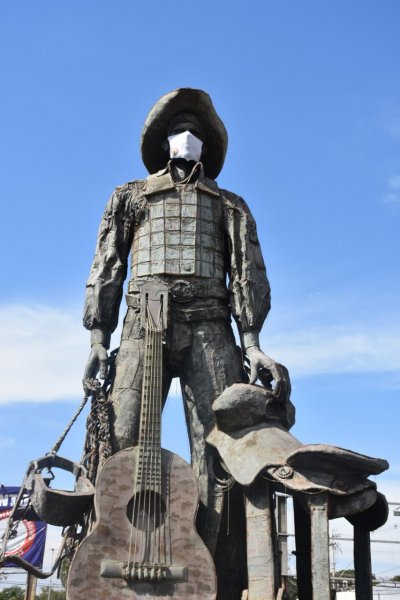 Monumento do Parque do Peão ganha máscara para incentivar proteção contra coronavírus