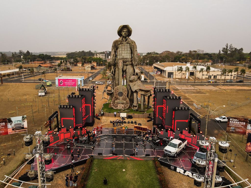 Em palco inédito, Wesley Safadão faz show em Barretos e recebe convidados 