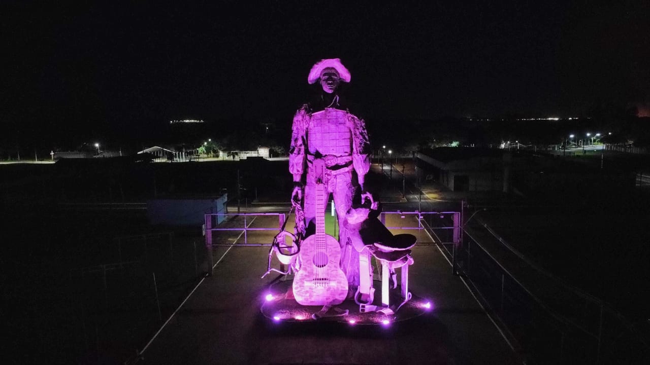 OUTUBRO ROSA: No Parque do Peão, monumento ganha iluminação e chama atenção para a campanha contra o câncer de mama