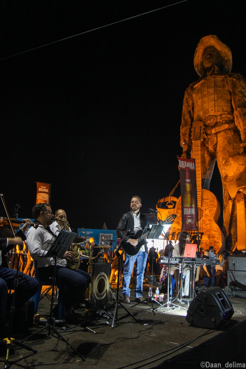 Artistas se apresentam no CulturAndando próximo ao Monumento ao Peão 