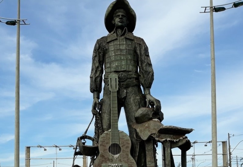 Monumento de Barretos, no Parque do Peão, veste a camisa 10 nesta segunda-feira em homenagem a Pelé 