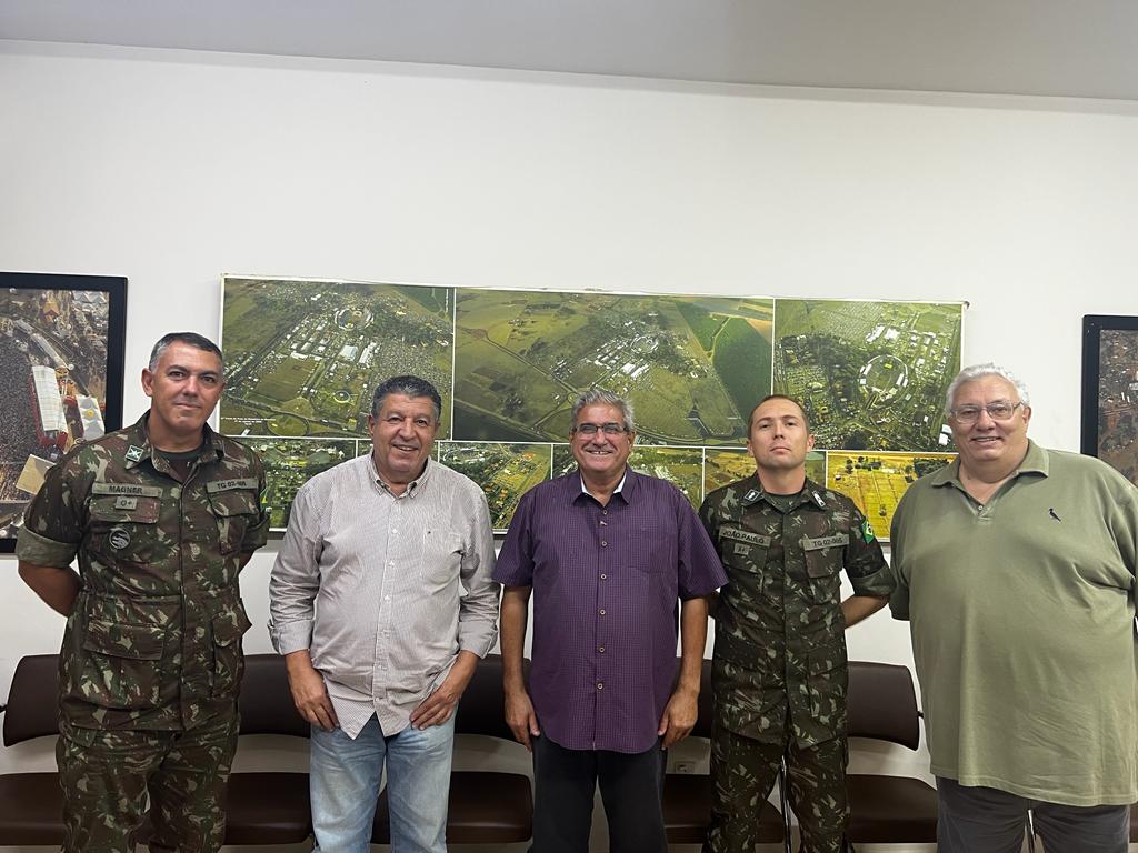 Representantes do Tiro de Guerra visitam Parque do Peão