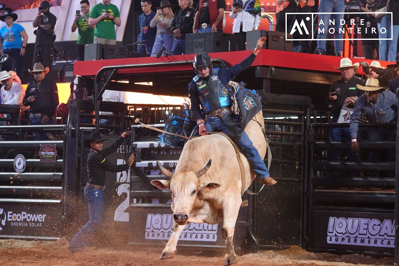 Domingo da Festa do Peão tem final da PBR Brazil, shows de Matheus & Kauan e Edson & Hudson e concurso da Queima do Alho