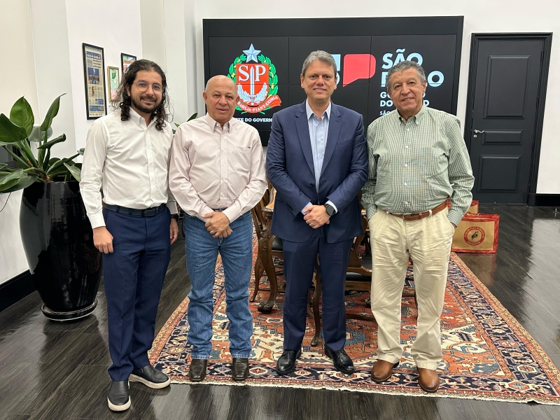 Os Independentes entregam convite ao governador Tarcísio de Freitas para os 70 anos da Festa do Peão de Barretos
