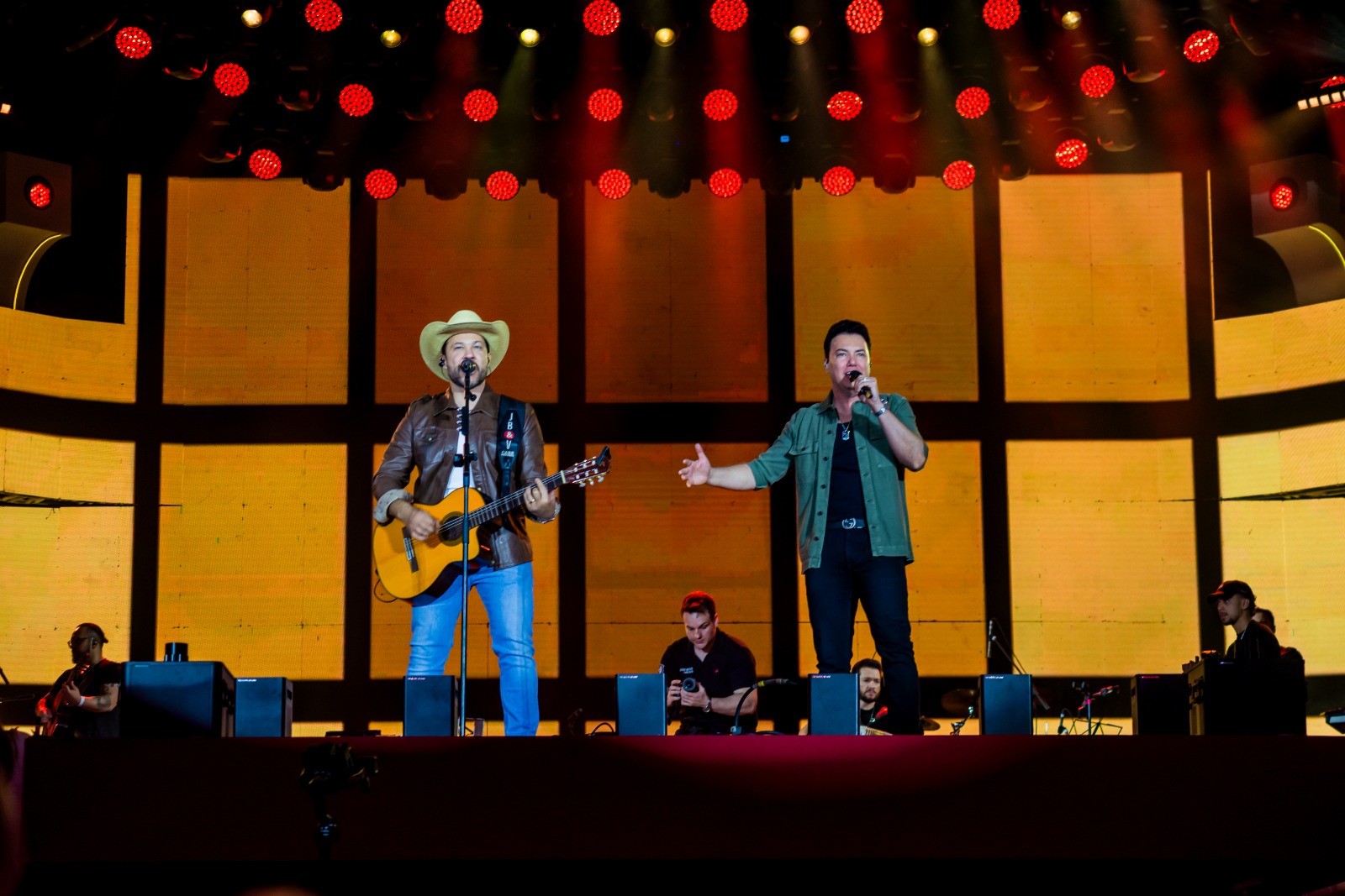 Fernando e Sorocaba, João Bosco e Vinícius e Guilherme e Santiago abrem os shows da primeira noite da Festa de Barretos