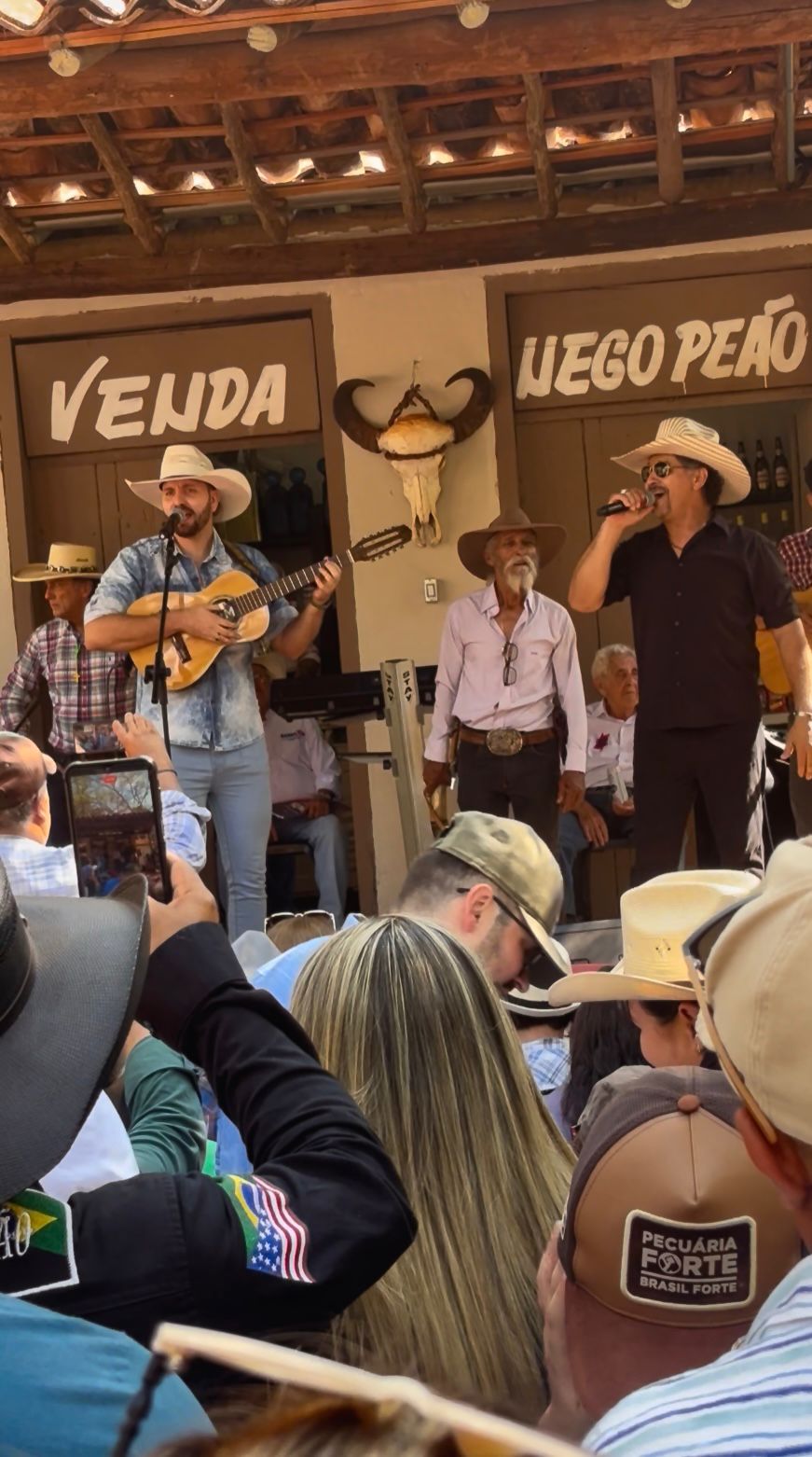 Pai e filho se apresentam na Queima do Alho da Festa do Peão de Barretos