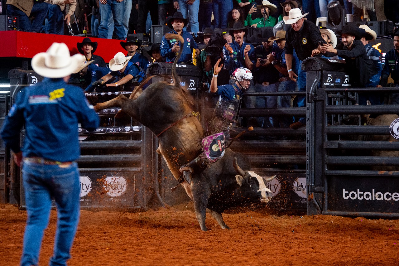 Brasileiro Caio Fazan vence 2º round das montarias em touros do 32º Barretos International Rodeo
