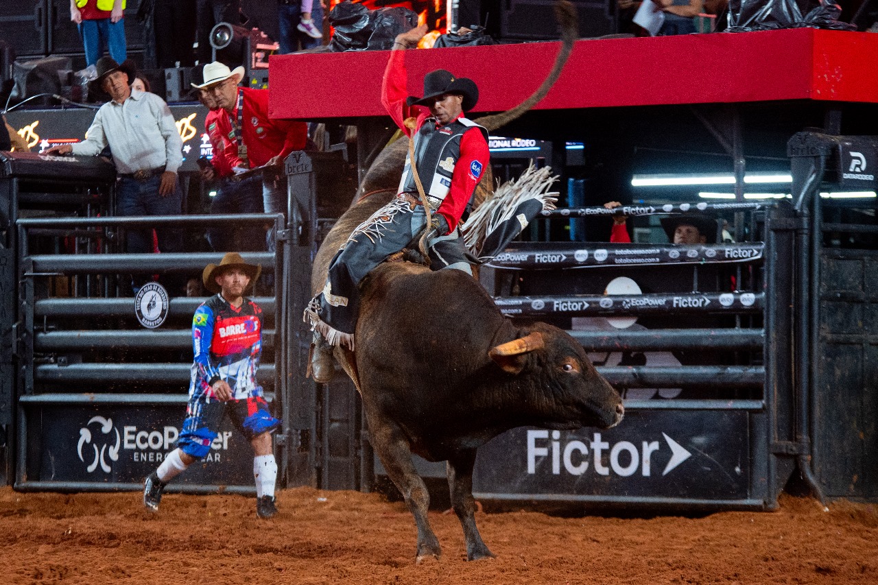 Mineiro de Cantagalo vence montarias na terceira noite do Barretos International Rodeo