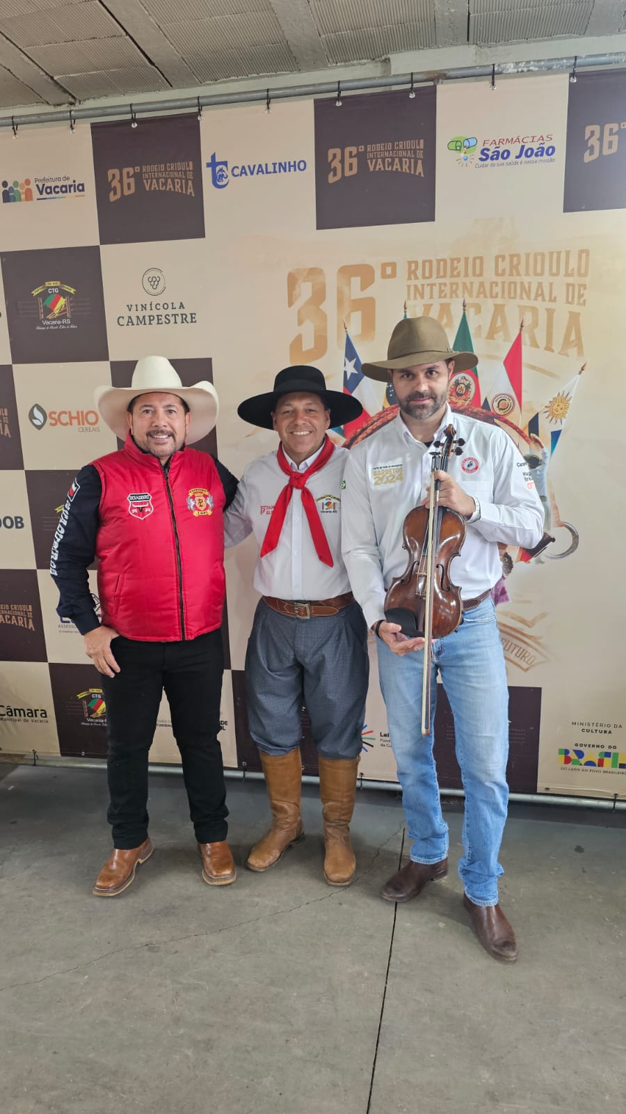 Fé e Tradição:  Barretos e Vacaria se unem em Momento de Oração na Cancha da Ferradura