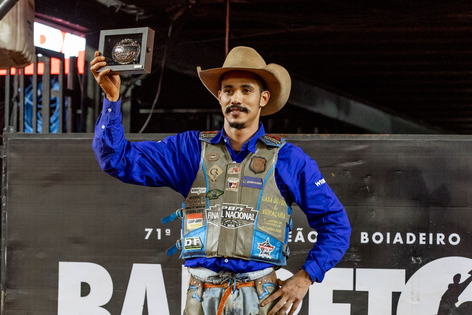 Warley Oliveira vence segunda noite das montarias em touro pela PBR Brazil