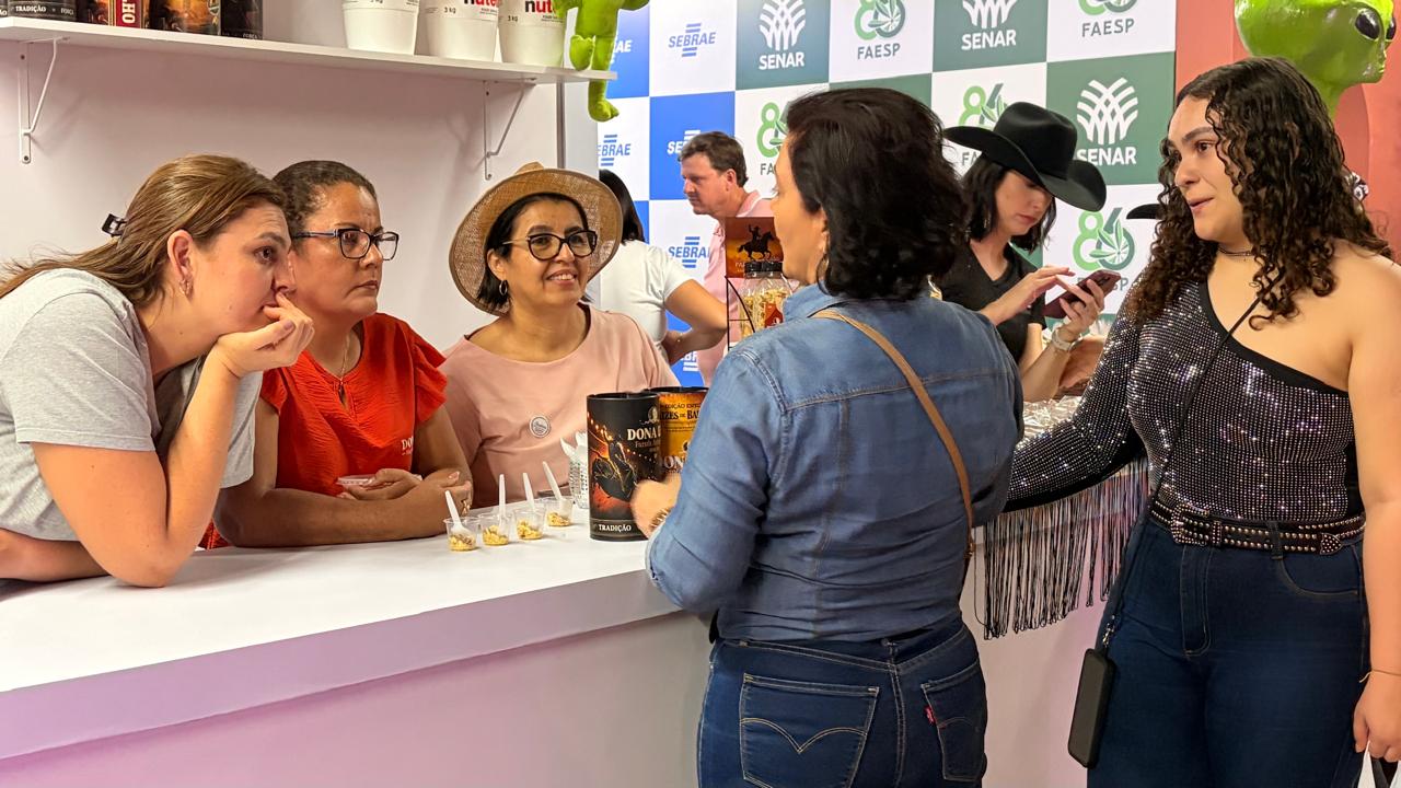 Empresários de Barretos e região fazem negócios no estande do Sebrae-SP durante a maior Festa do Peão da América Latina