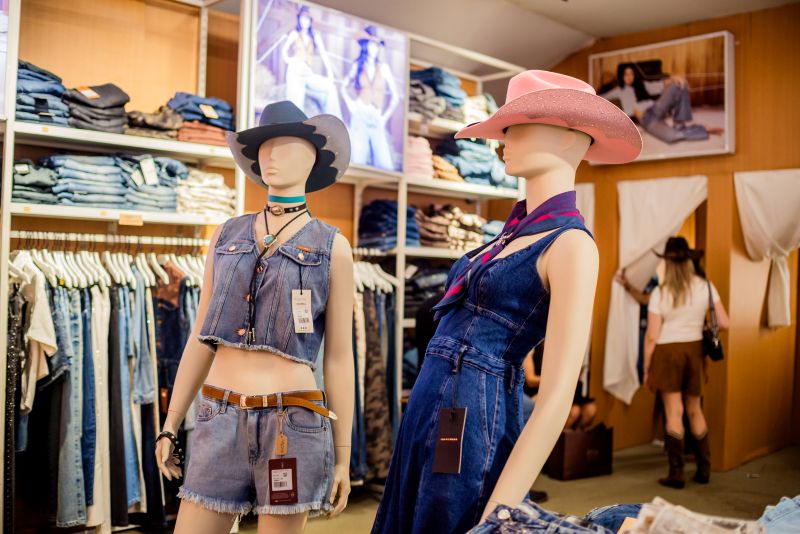 De chapéus personalizados a botas de R$ 7 mil, Feira Comercial reúne tendências e lançamentos na 71ª Festa do Peão de Barretos