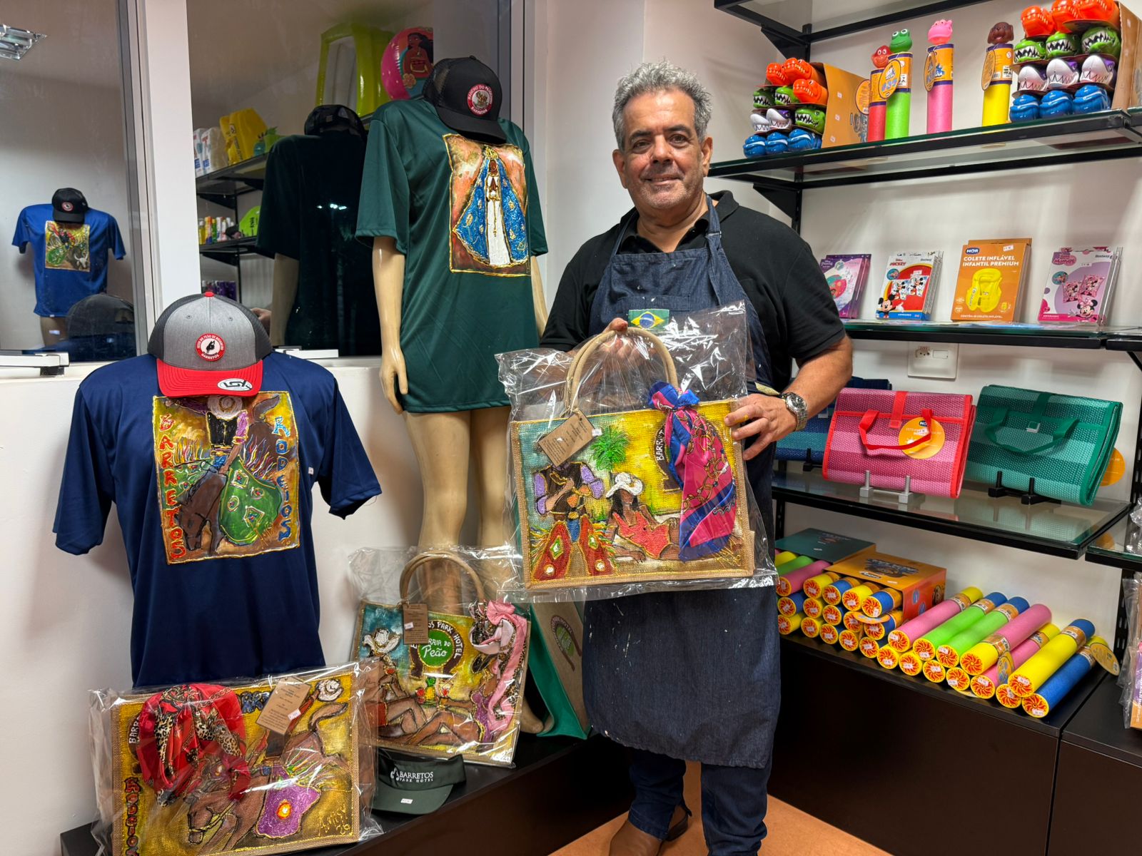 Artista plástico Renato Amisy pinta obras ao vivo durante a Festa do Peão no Barretos Park Hotel