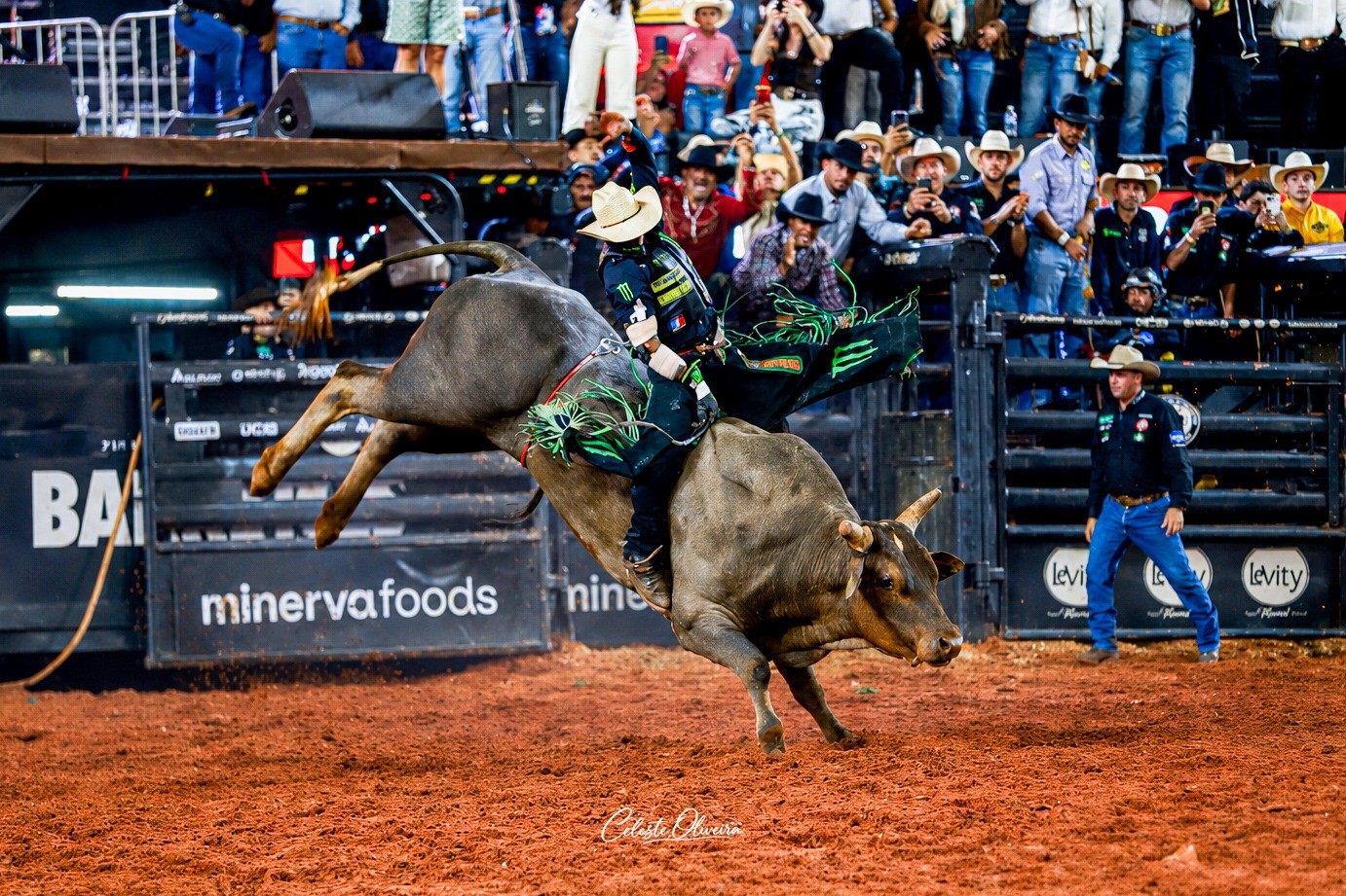 Campeão mundial conquista maior nota na abertura do Barretos International Rodeo