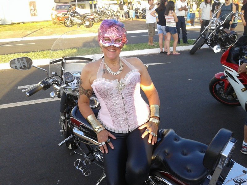 Sandrinha - a madrinha dos motociclistas do interior - posa para foto.(Divulgação)
