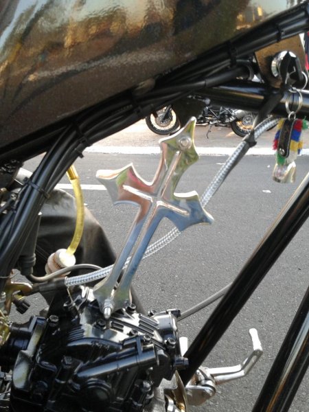 Cruz de ferro chama a atenção na moto de Jackson Vieira(Divulgação)