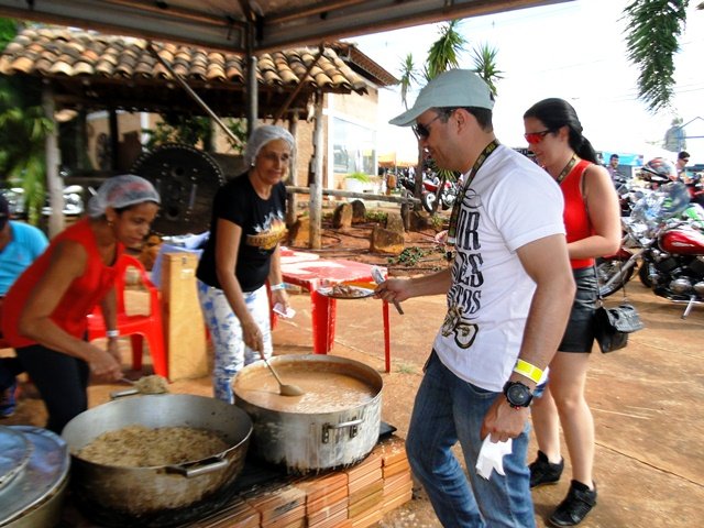 Turistas aproveitam para saborear a tradicional Queima do Alho (Divulgação)