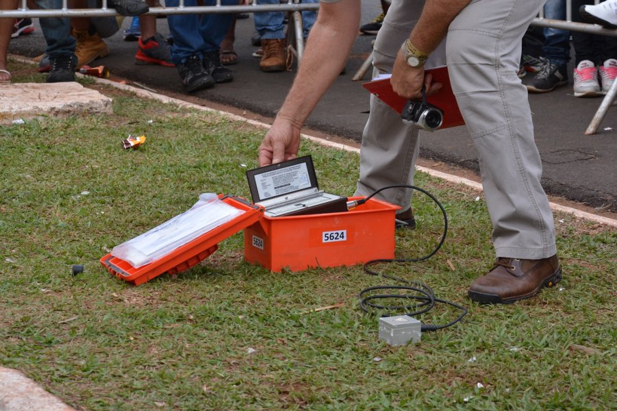 Técnico da Vibro conferindo o sismógrafo momentos antes do terremoto.(Leandro Joaquim)