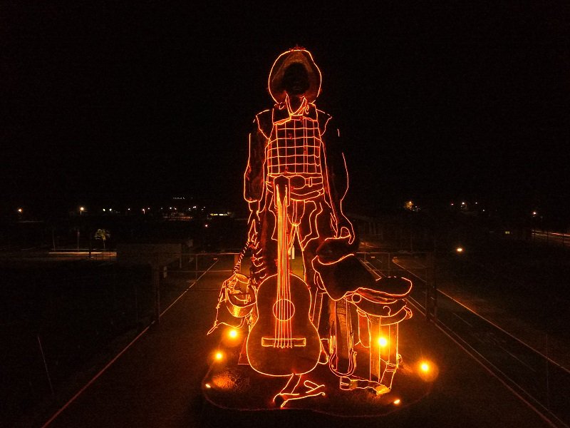 Monumento ao Peão também recebeu decoração natalina (JM Drone)