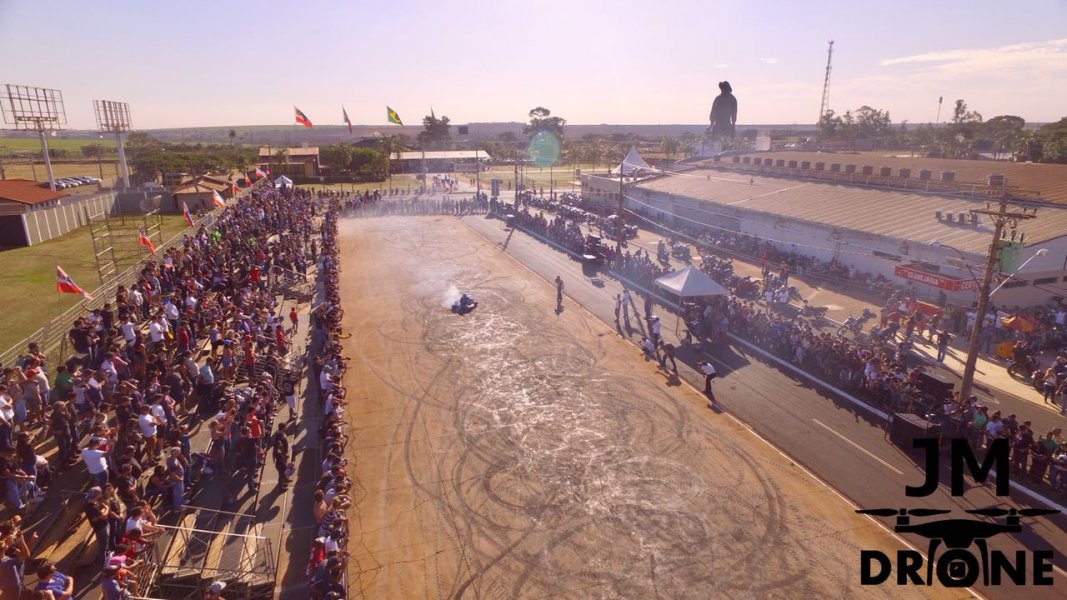 Pista de acrobacias recebeu três equipes profissionais durante o evento, adrenalina e emoção para o público(JM Drone)