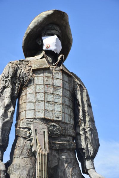 Máscara de tecido cobre nariz e boca do monumento (Diego Rodrigues)