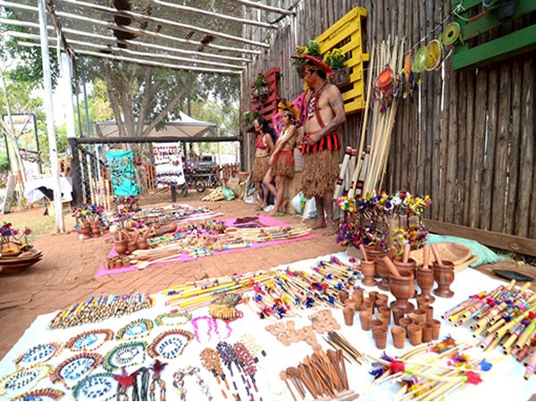 Indígenas mostram rituais e vendem artesanato no Rancho do Peãozinho ...
